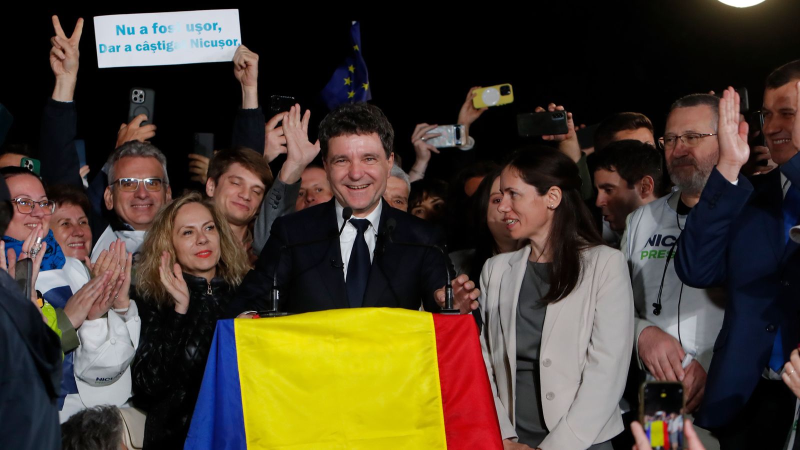Nicusor Dan, candidat presidencial independent secundat pel partit Força de la Dreta (FD), celebra la seua victòria a Bucarest, Romania