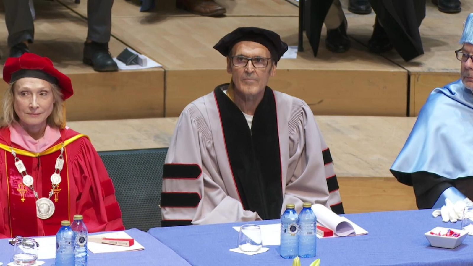 Alberto Iglesias, al centre, durant l'acte en què va ser investit 'honoris causa' pel campus de la Berklee a València