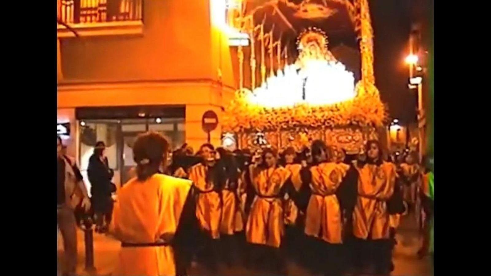 Dones d'Elx portant les andes