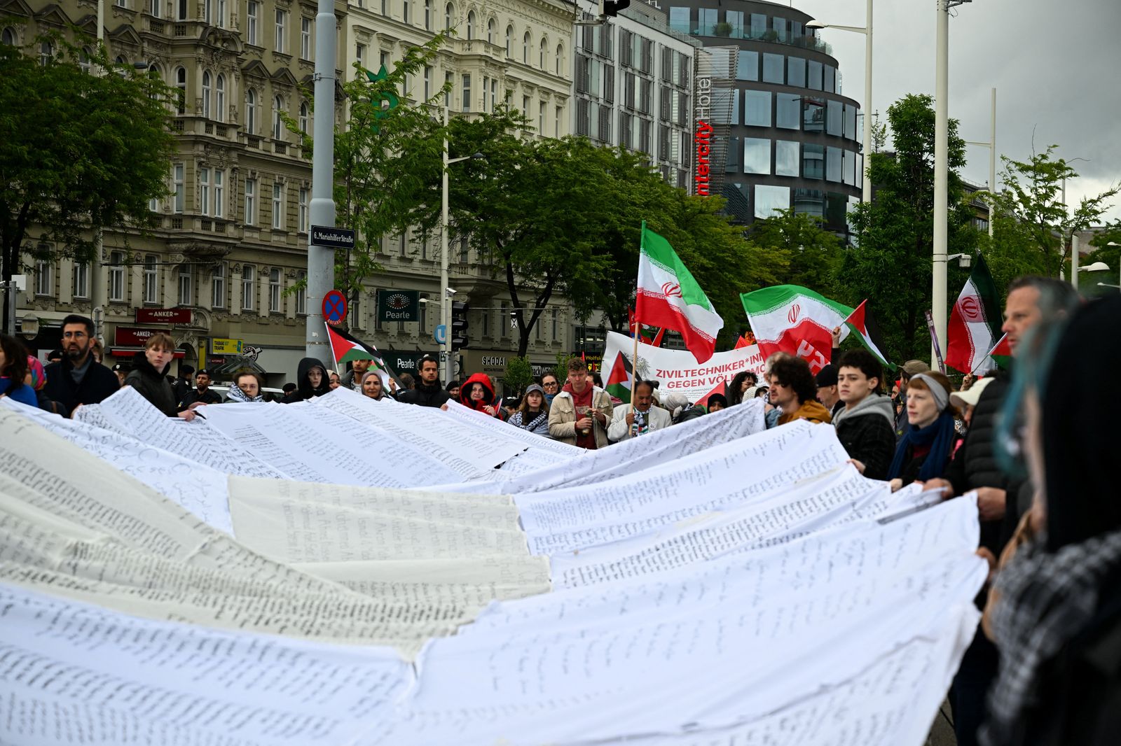 Diversos manifestants han desplegat una gran lona amb noms de palestins morts en l’ofensiva sobre Gaza