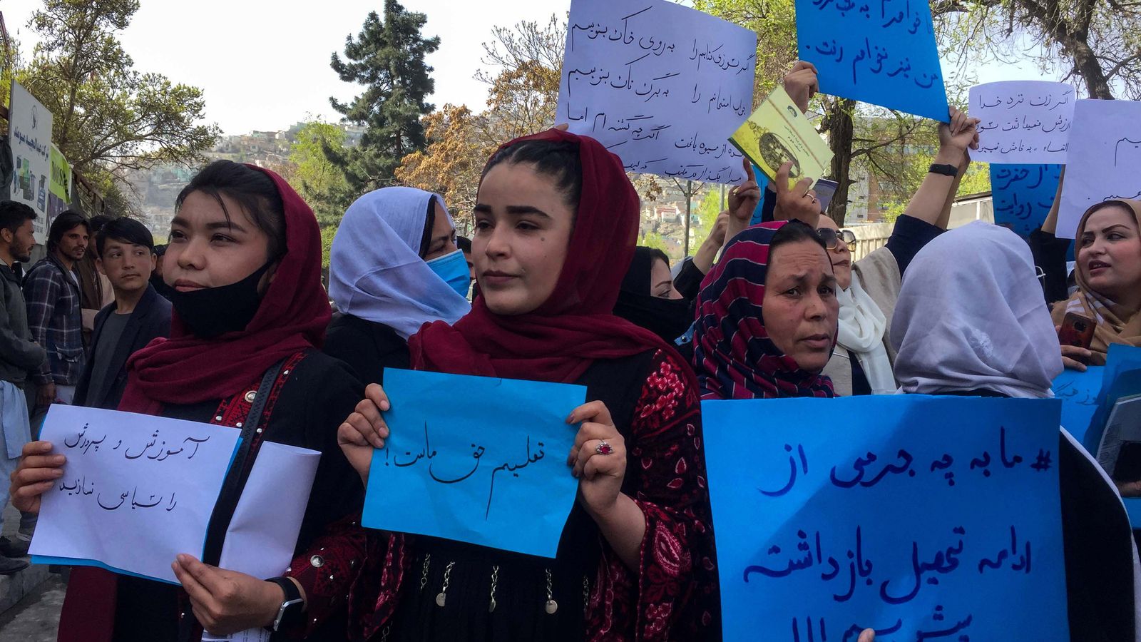 Mestres afganeses durant una protesta prop de l'entrada del Ministeri d'Educació per alçar la veu pels seus drets