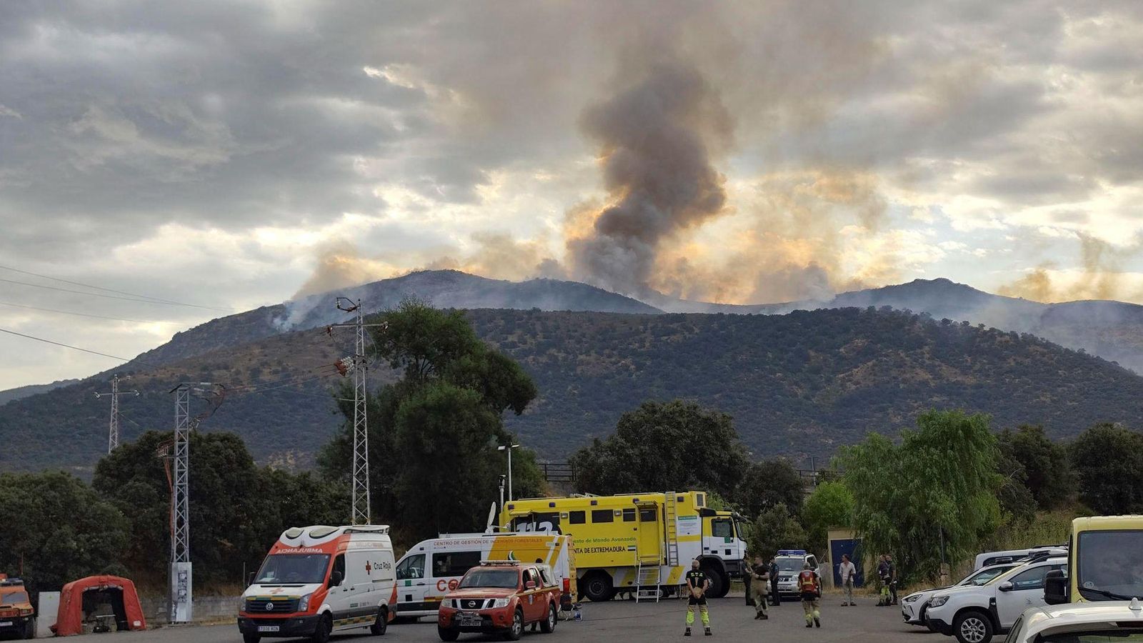 Mitjans d'extinció que treballen prop de Jarilla (Càceres), on hi ha actiu un altre dels incendis d'Extremadura