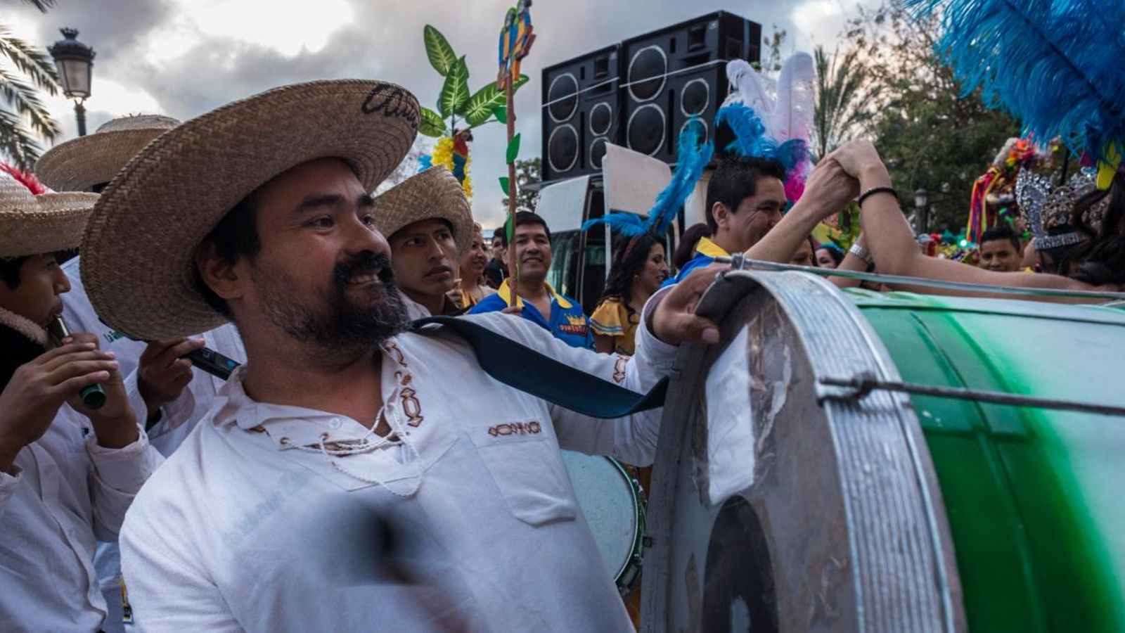 Les comparses de Llatinoamèrica recorren els carrers de Russafa