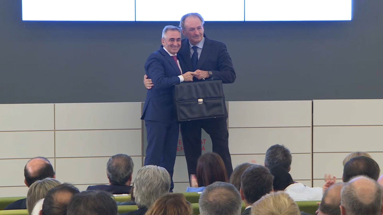 José Luis Aguirre entrega la cartera de la Conselleria d'Agricultura, Aigua, Ramaderia i Pesca a Miguel Barrachina