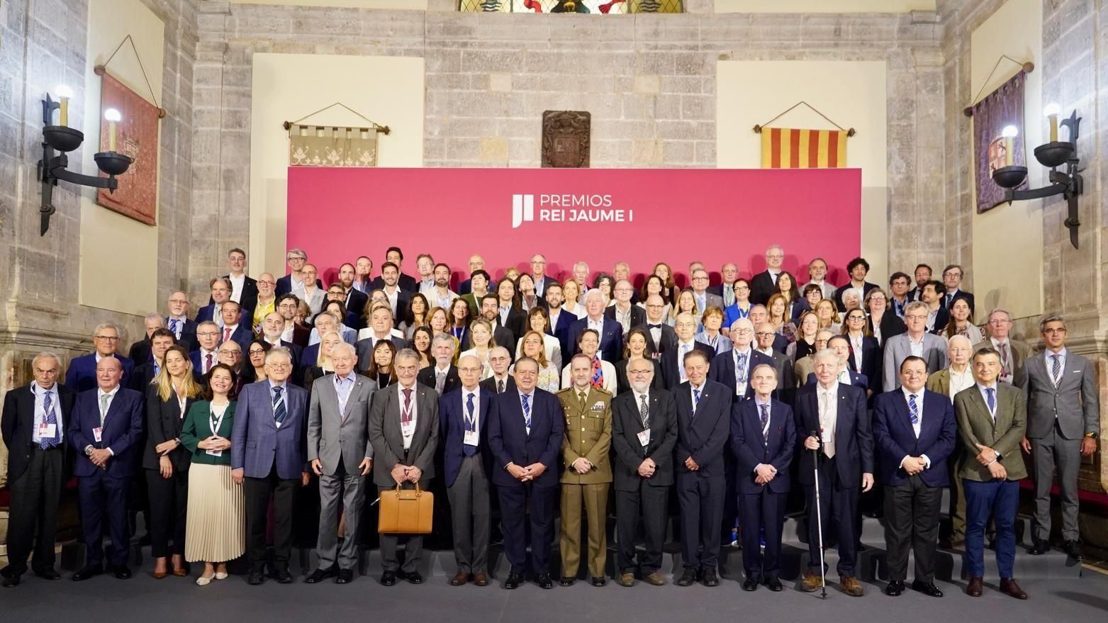 Membres que integren els set jurats que elegeixen els guardonats amb els Jaume I d'enguany Membres que integren els set jurats que escullen els guardonats amb els Jaume I d'enguany