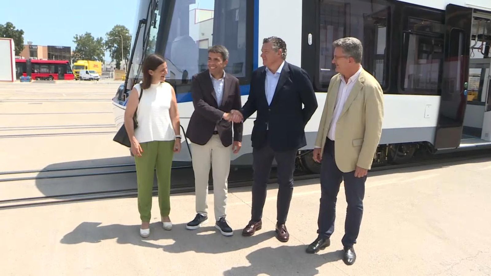 El cap del Consell encaixa mans amb el director de la planta valenciana d'Stadler, Iñigo Parra