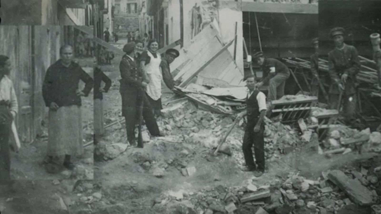 Un grup de veïns en les immediacions del mercat municipal després del bombardeig del 1938 que va acabar amb 300 vides