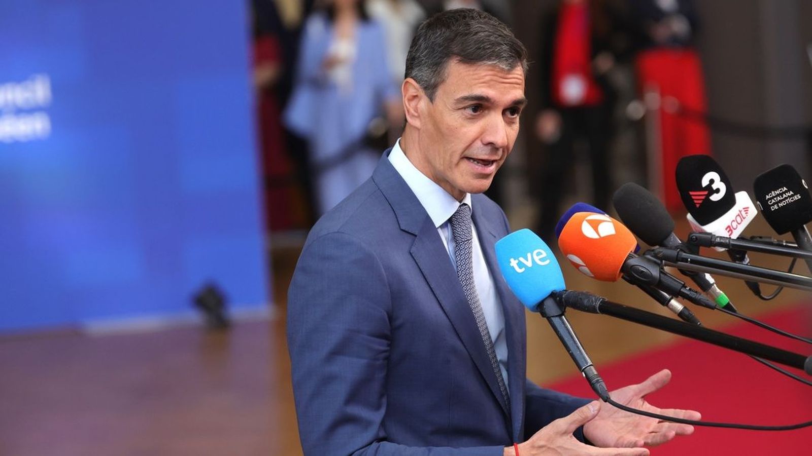 El president del govern espanyol atén als mitjans de comunicació en l'arribada al Consell Europeu