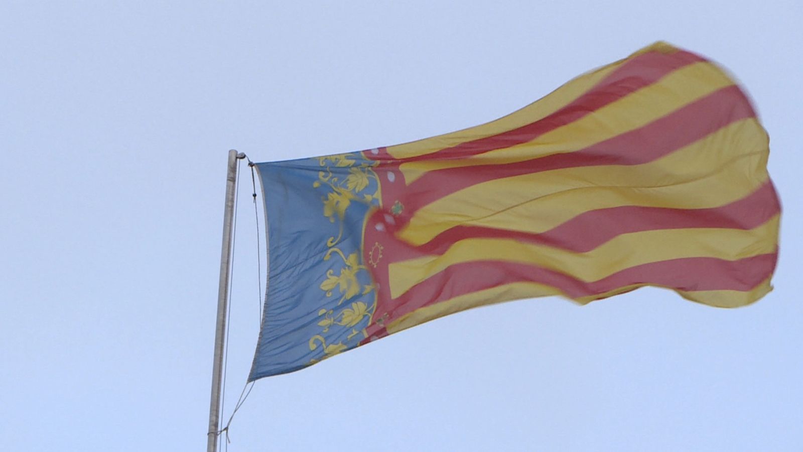 La senyera defectuosa que oneja a les Torres de Quart de València