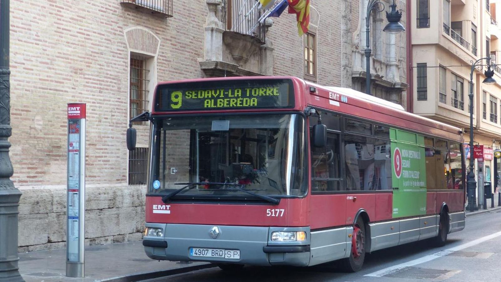 Imatge d'arxiu d'un autobús de l'EMT a València