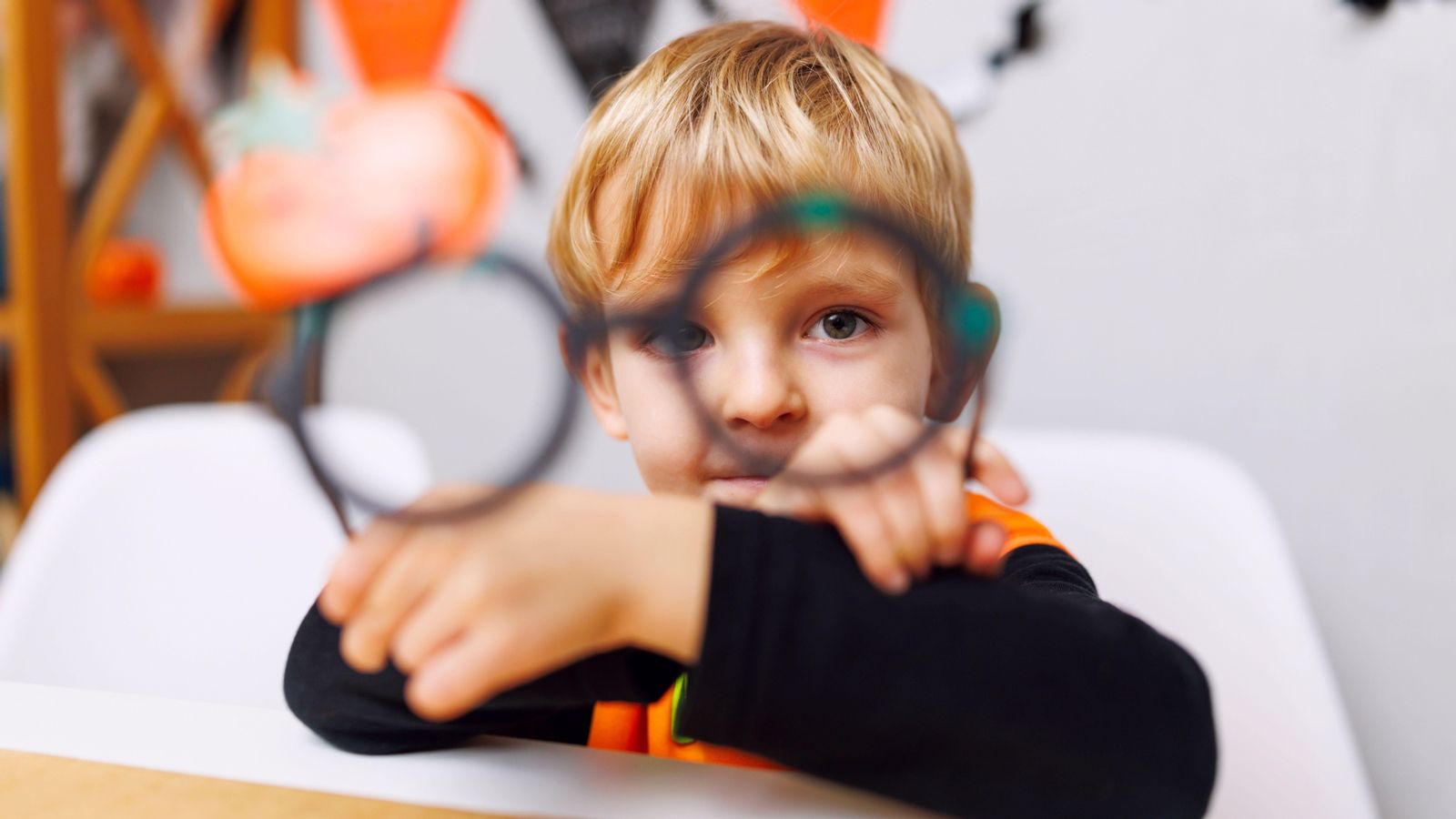 Un xiquet sosté unes ulleres