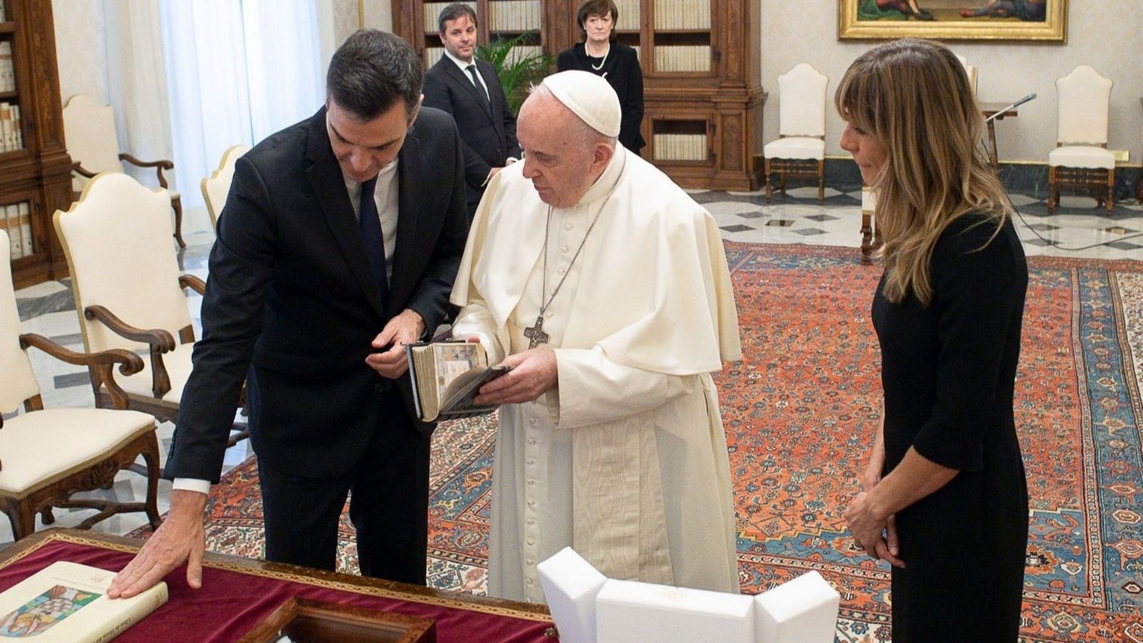 Sánchez i la seua dona, Begoña Gómez, en una visita anterior al papa Francesc