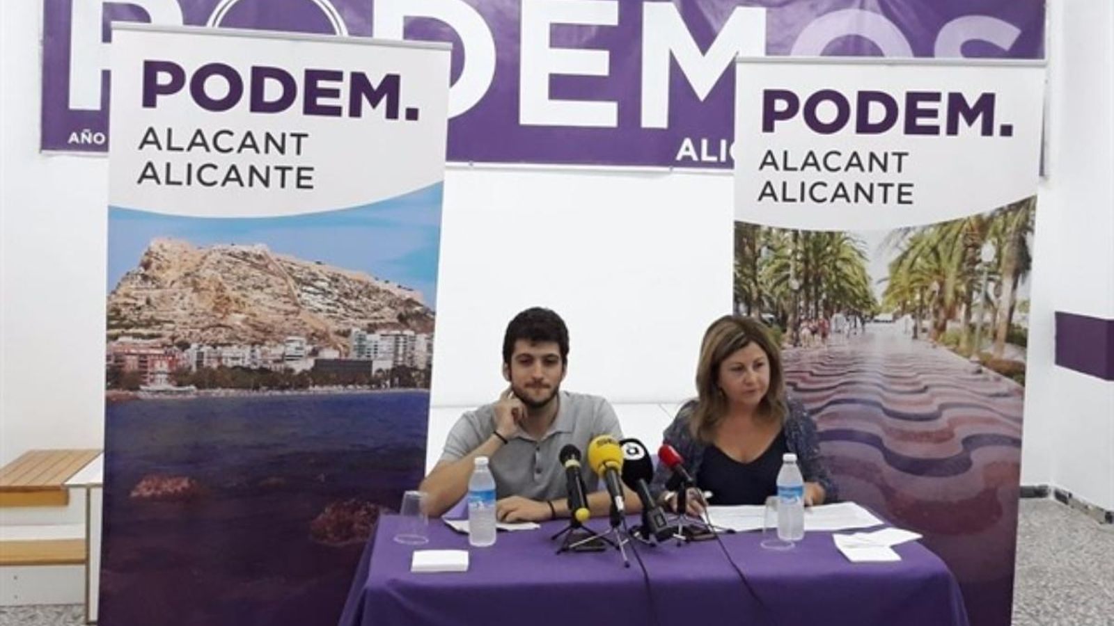 Antonio Estañ, secretari general de Podem i síndic del grup en les Corts, en roda de premsa a Alacant amb la senadora Vicenta Jiménez