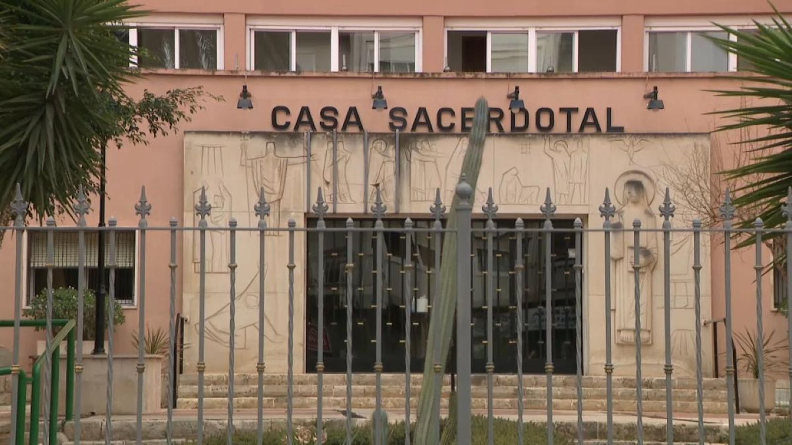 Façana de la residència de capellans on s'ha identificat el focus de contagis