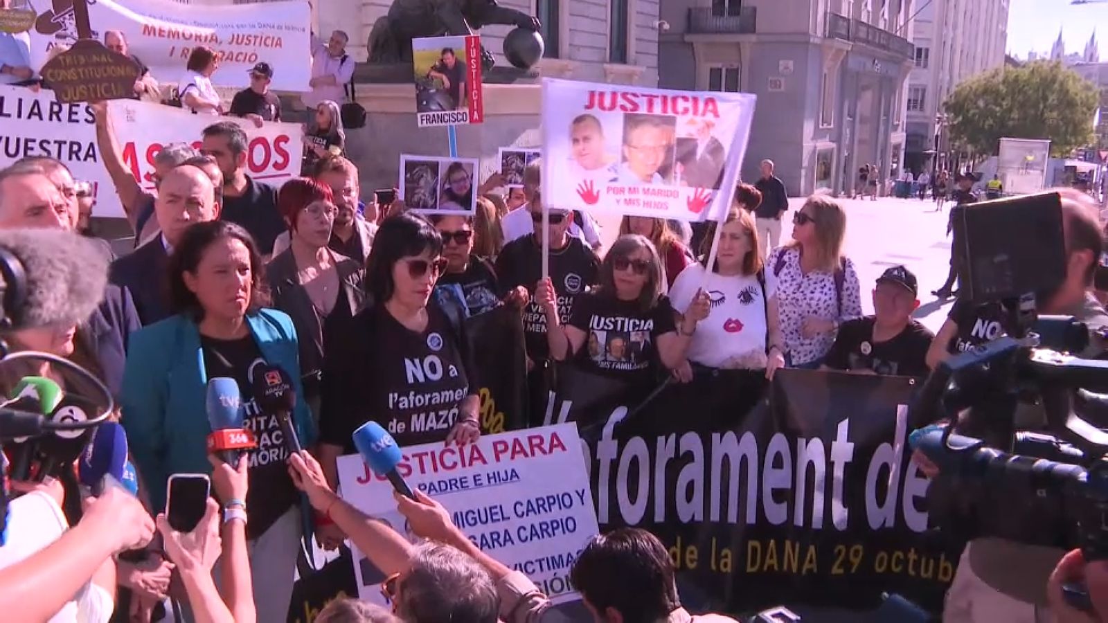 Les víctimes, a les portes del Congrés dels Diputats, este dilluns