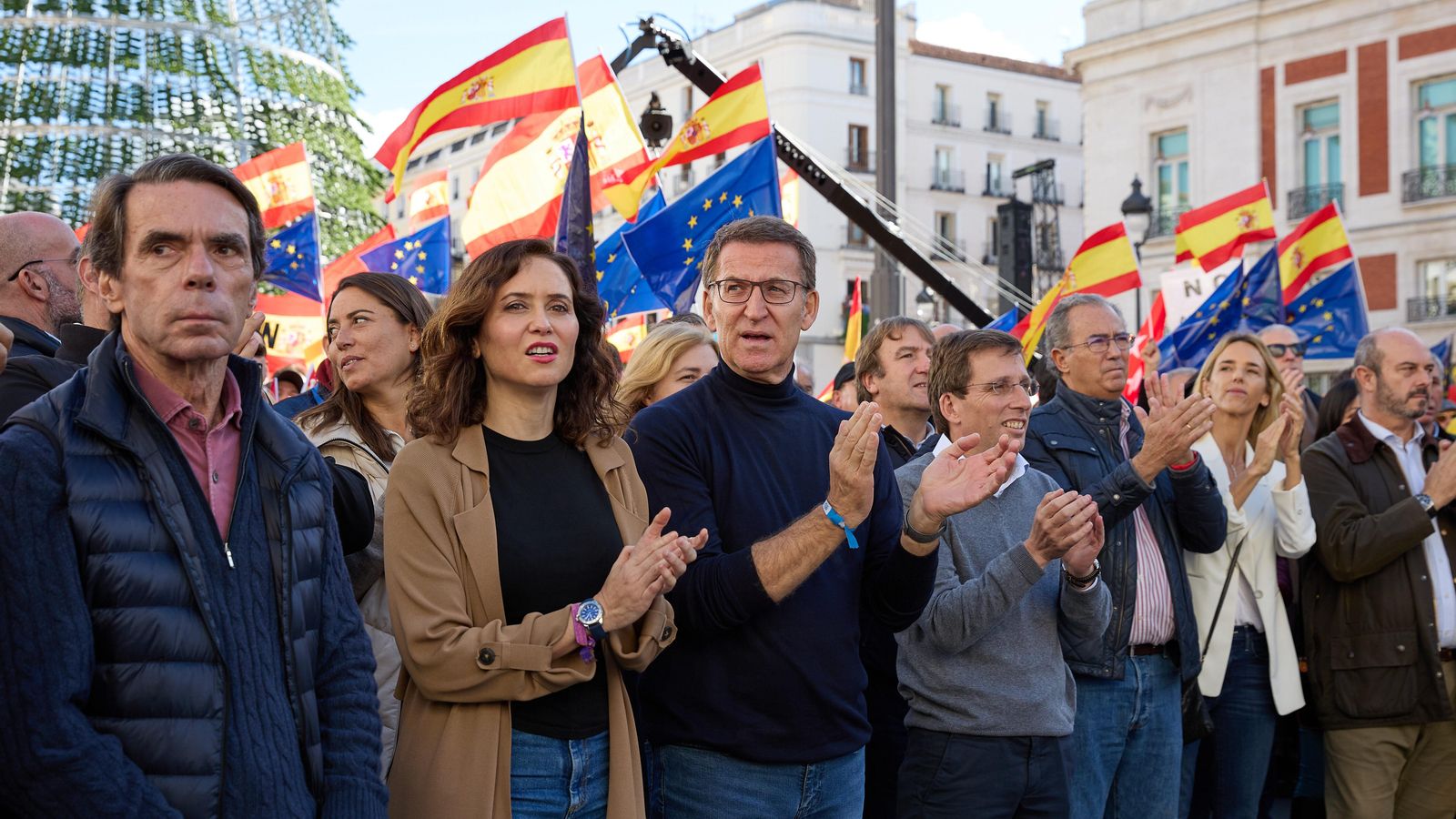 Alberto Núñez Feijóo i altres dirigents del PP en una manifestació contra l'amnisitia a la Puerta del Sol