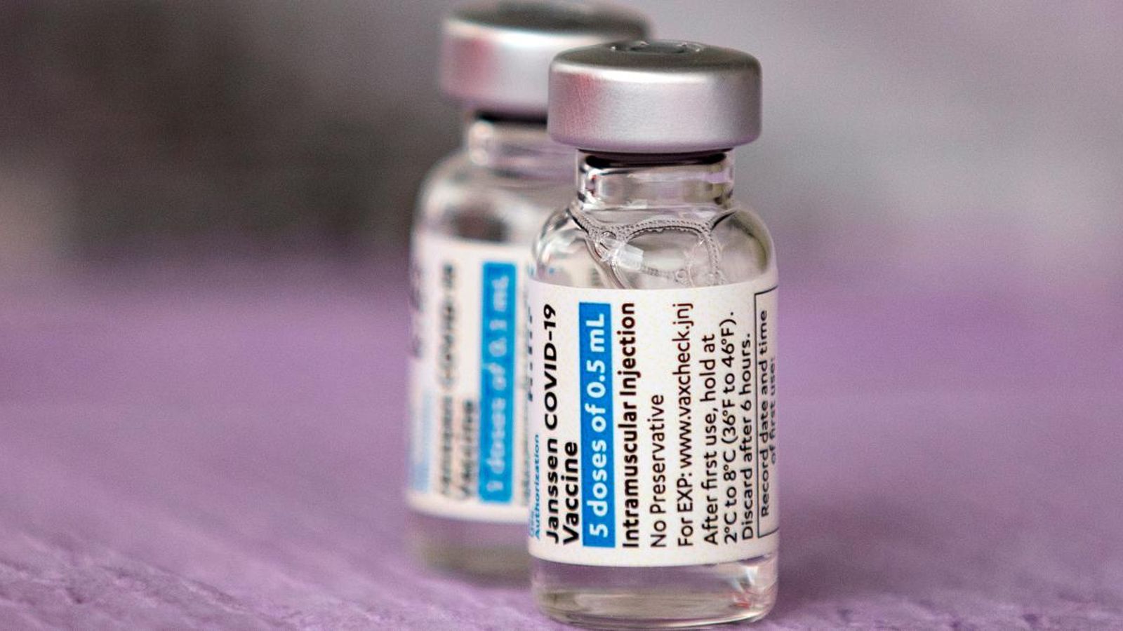 Dos vials de la vacuna de Janssen contra el coronavirus