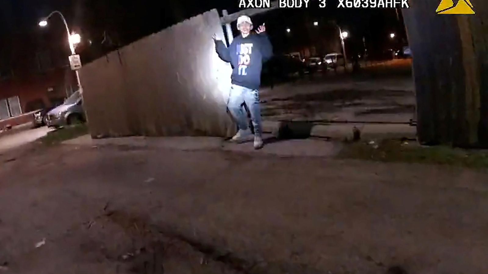 Adam Toledo, de 13 anys, alça les mans una fracció de segon abans que la policia li disparara en La Villita, un barri de Chicago, els els EUA, en una imatge fixa del vídeo de la càmera del cos de l'agent.
