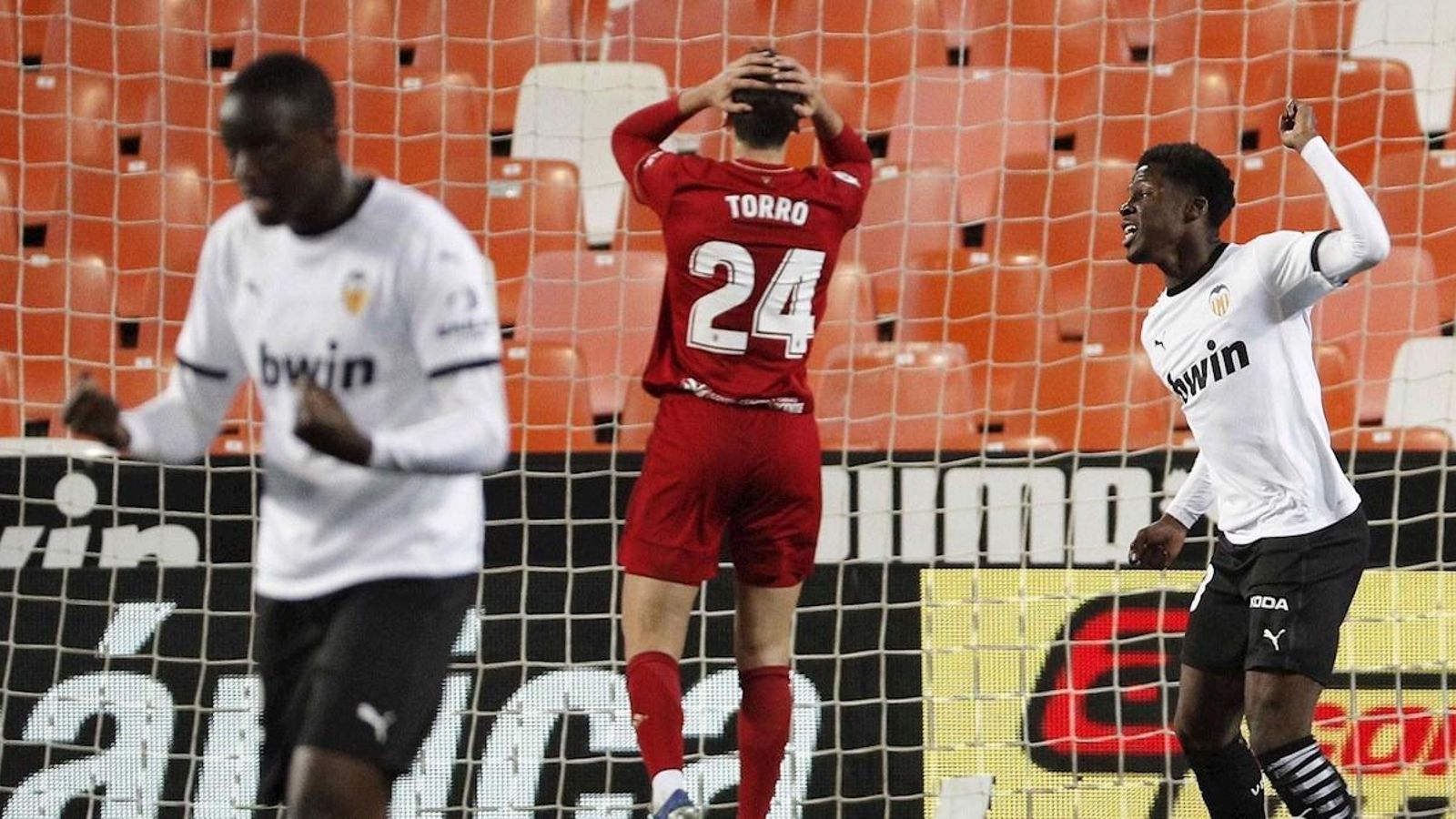 Diakhaby i  Yunus celebren el gol de l'empat