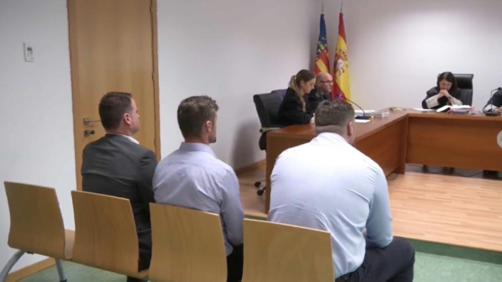 El fiscal ha demanat 30 anys de presó per a cadascun dels tres britànics acusats d'haver violat en grup una compatriota El fiscal ha demanat 30 anys de presó per a cadascun dels tres britànics acusats d'haver violat en grup una compatriota