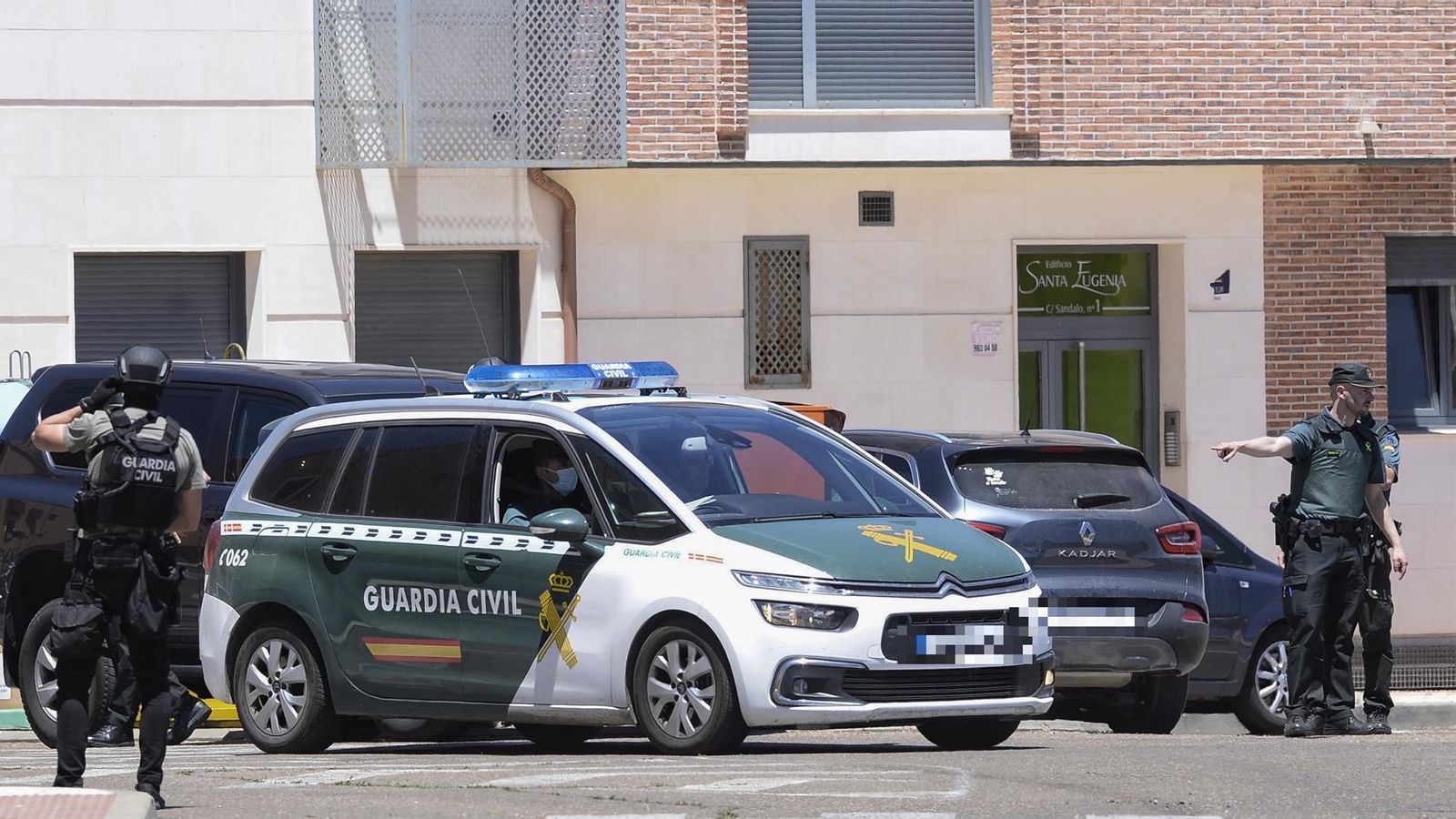 Operatiu de la Guàrdia Civil desplegat davant la casa del presumpte assassí