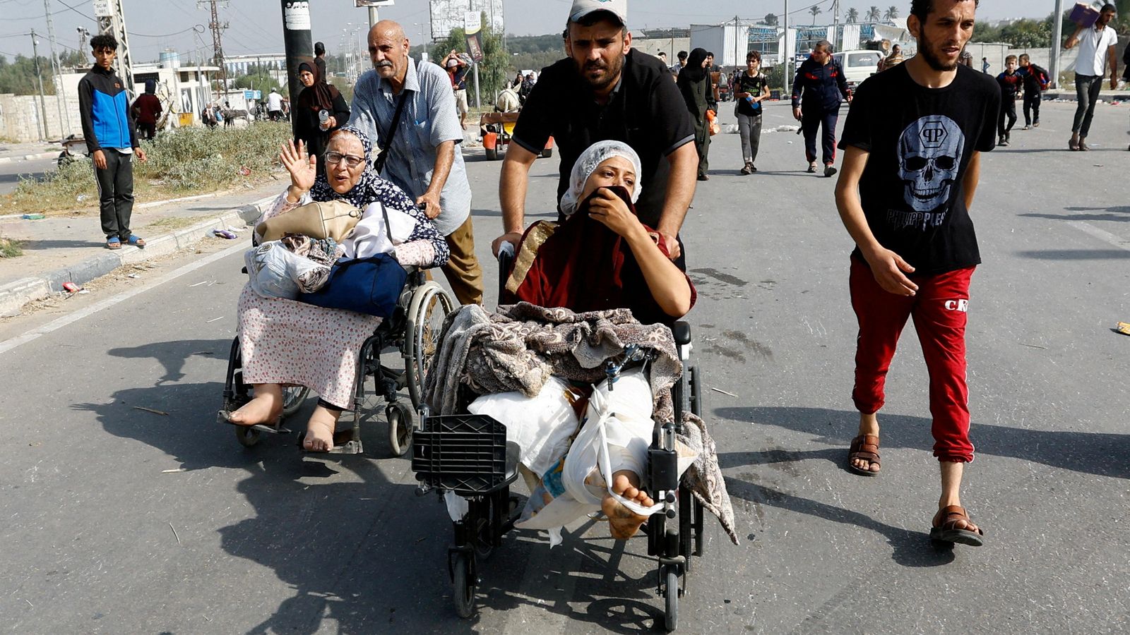 Dues pacients de l'Hospital Al-Shifa de Gaza abandonen el centre mèdic a causa dels bombardejos israelians aquest divendres Dues pacients de l'hospital Al Shifa de Gaza abandonen el centre mèdic a causa dels bombardejos israelians aquest divendres