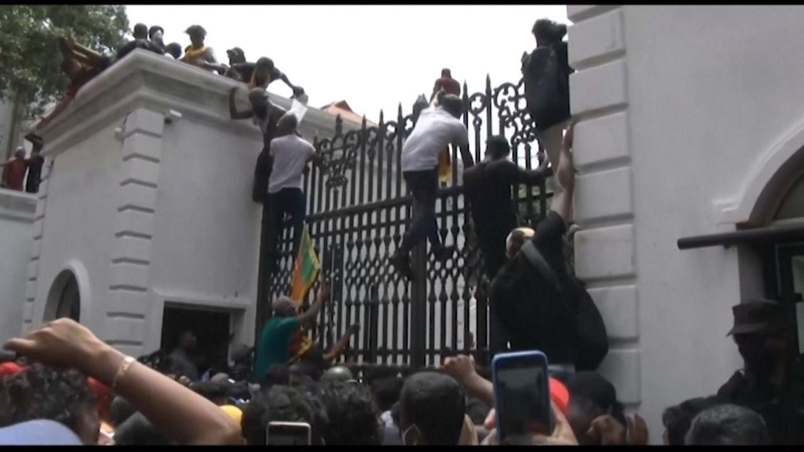 L'exèrcit singalés ha evacuat el president Gotabaya Rajapaksa a un lloc segur abans de l'assalt