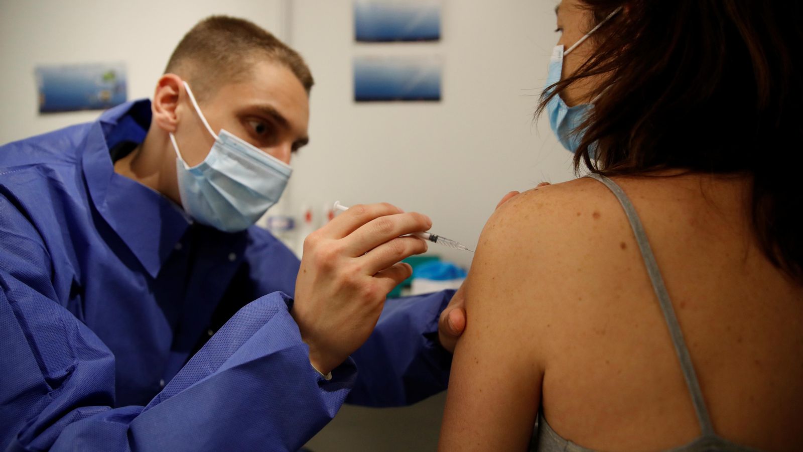 Un sanitari injecta una vacuna contra el coronavirus a París