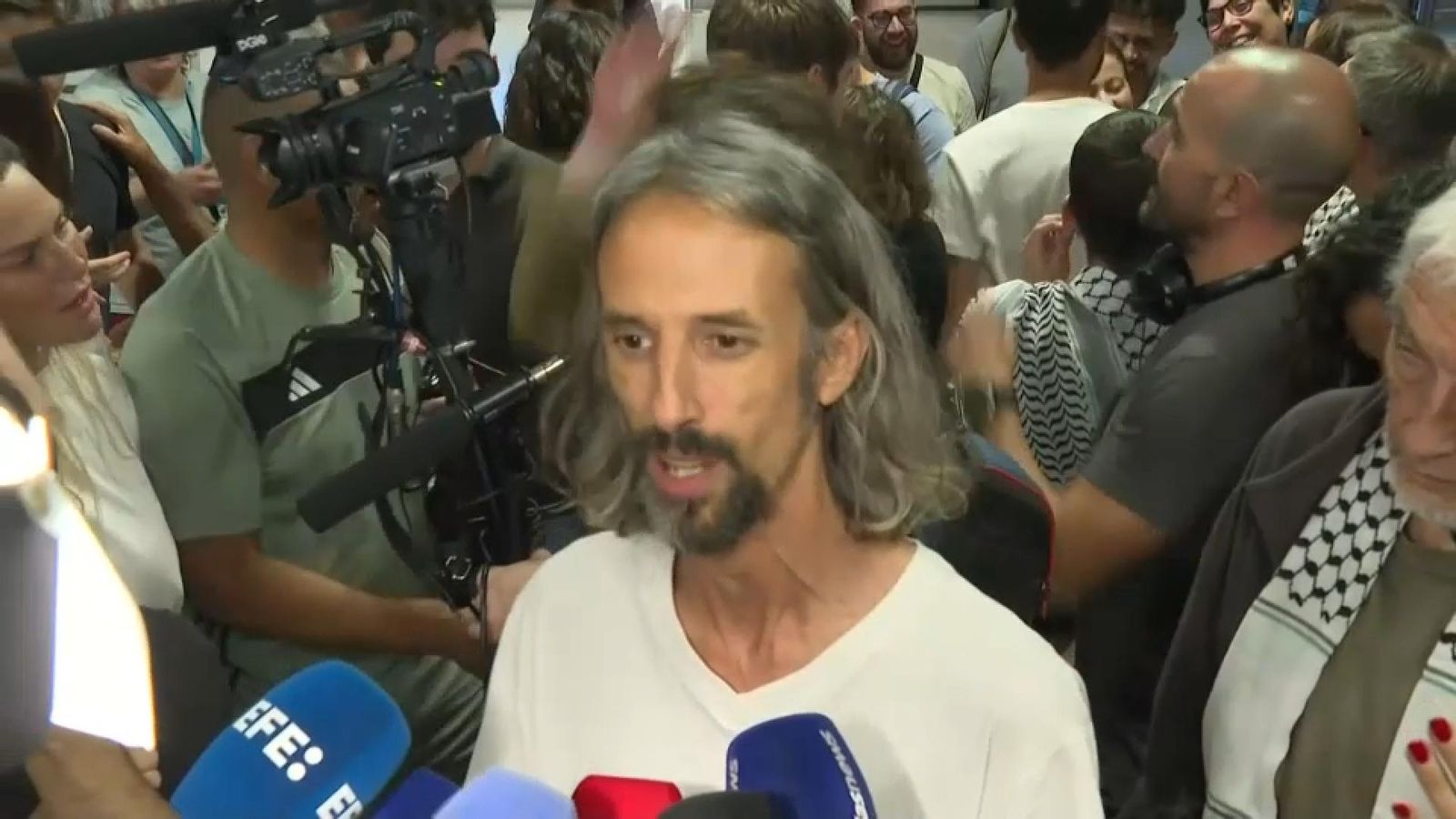 Juan Bordera atén els mitjans després d'arribar a l'Aeroport de Madrid