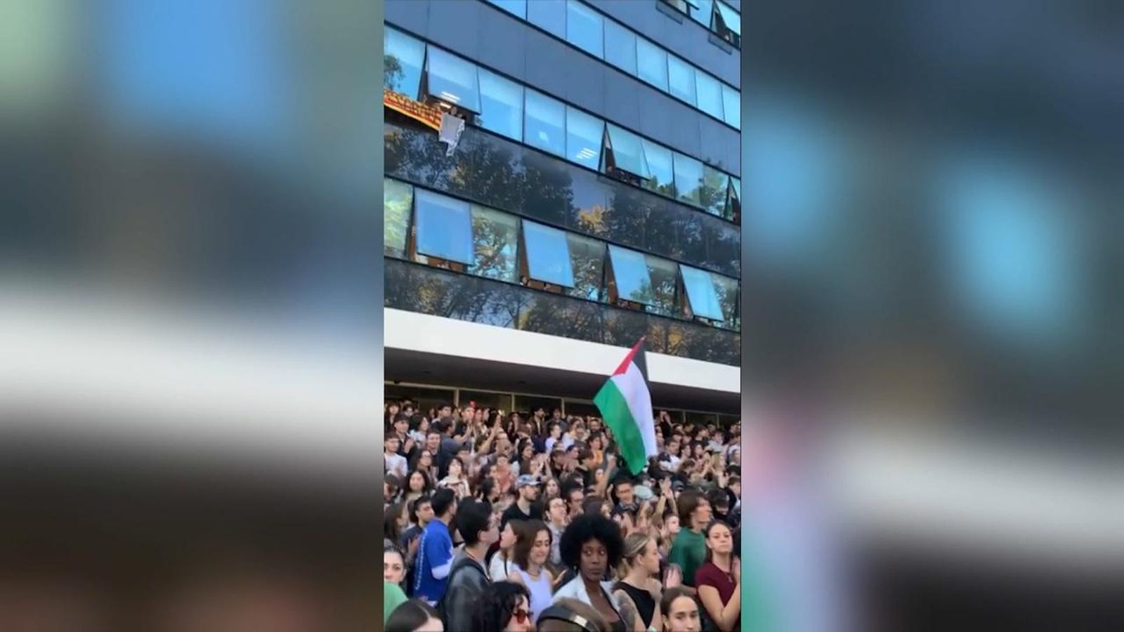 Protesta a les portes de la Facultat de Filologia de la UV