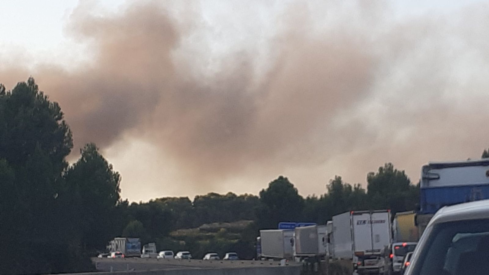 Llarga cua de cotxes retinguts a causa de l'incendi del camió, que ha obligat a tallar al trànsit la carretera