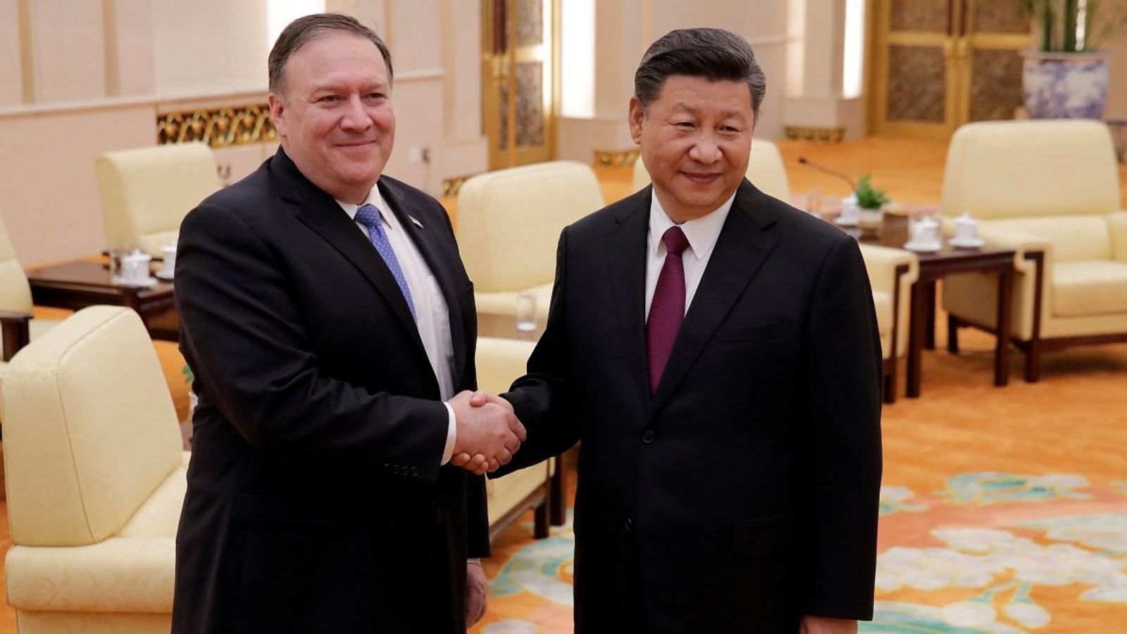 El secretari d'Estat dels EUA, Michael Pompeo, dóna la mà al president xinés, Xi Jinping, a Pequín fa dos dies