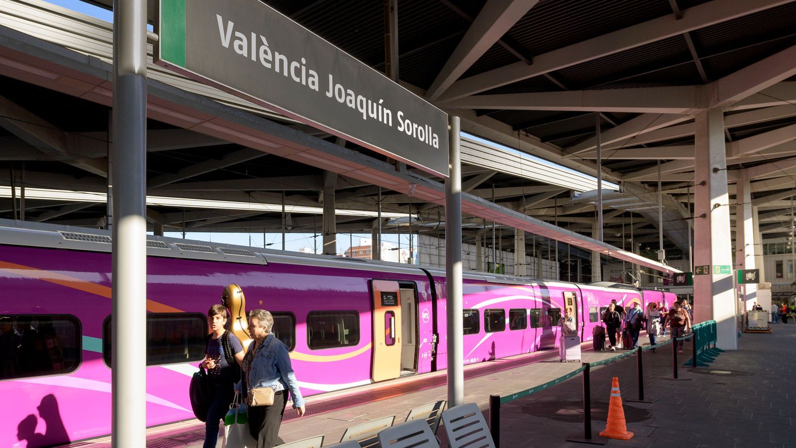 Un tren Avlo en una de les andanes de l'estació de trens d'alta velocitat de València