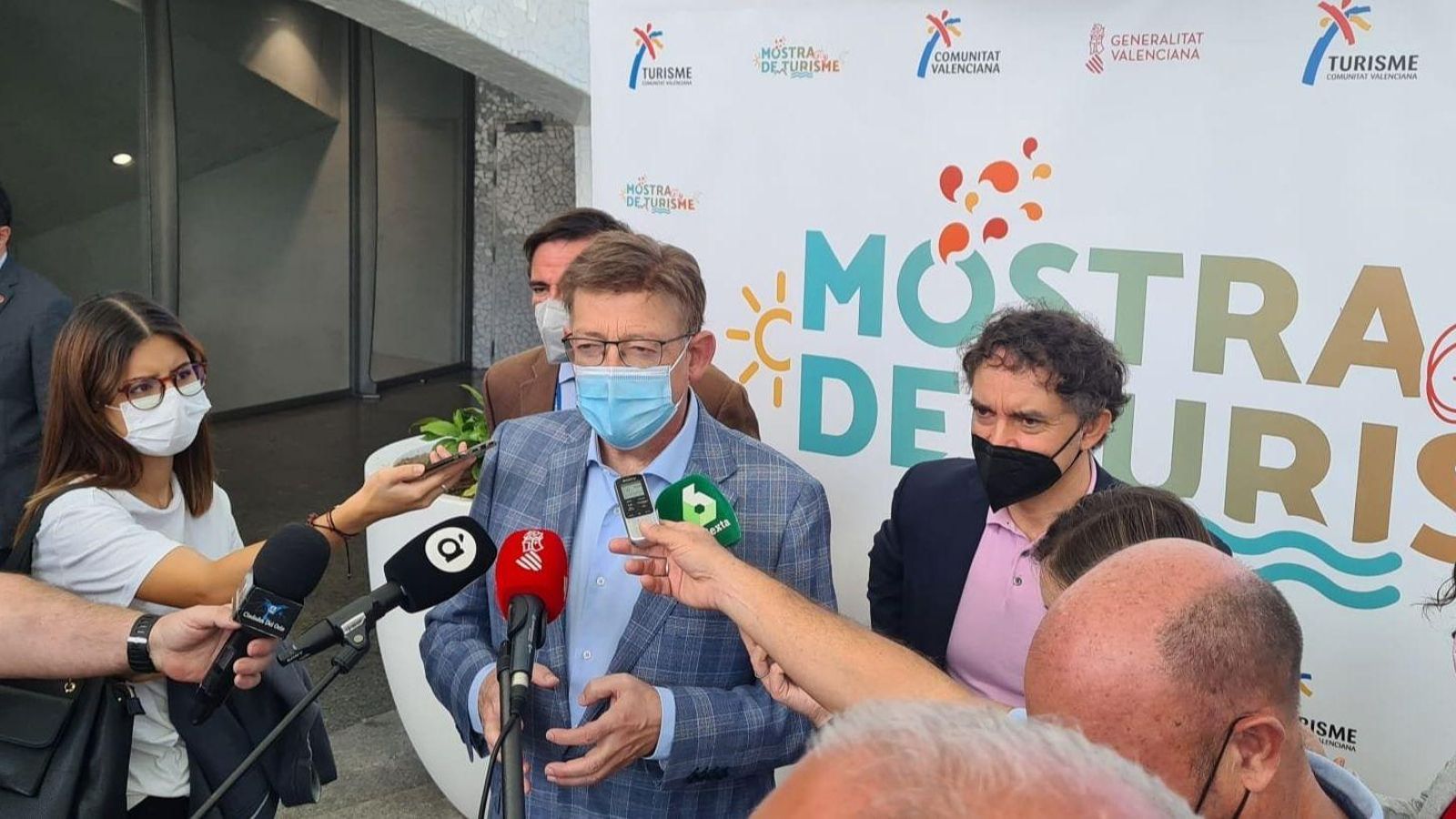 Ximo Puig en la seua visita a la III Mostra de Turisme