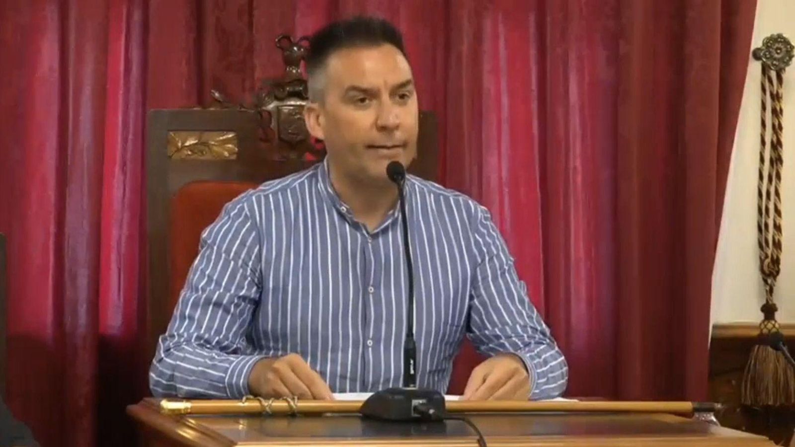 Julian Sáez segons després de pendre possessió com a alcalde de Sueca, este dimecres, en proposperar la moció de censura contra el socialista Vázquez