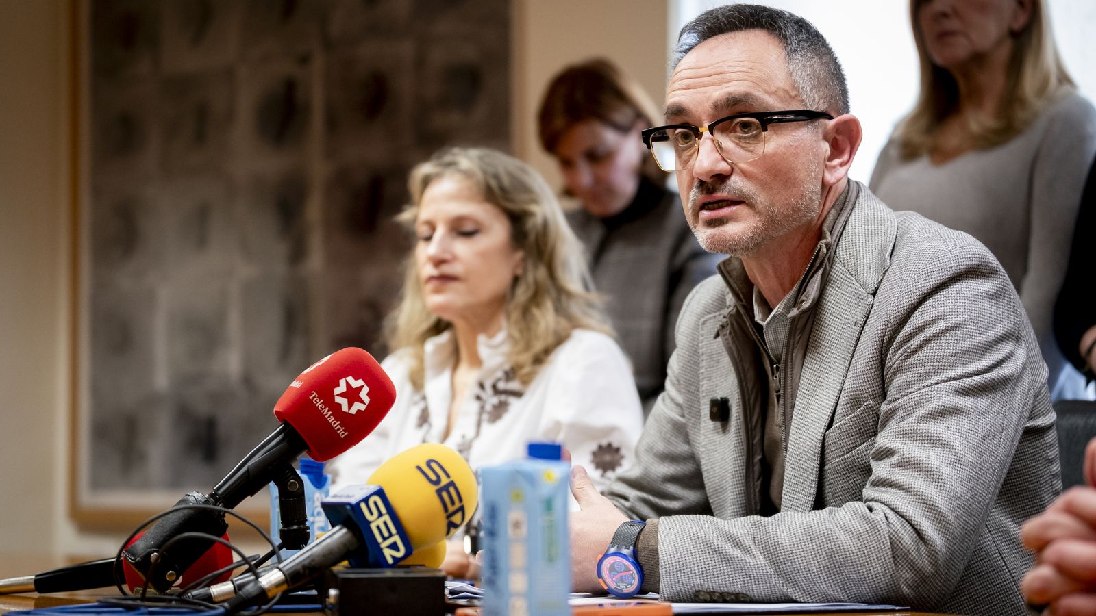 L'alcalde de Móstoles, Manuel Bautista, en una compareixença davant dels mitjans de comunicació