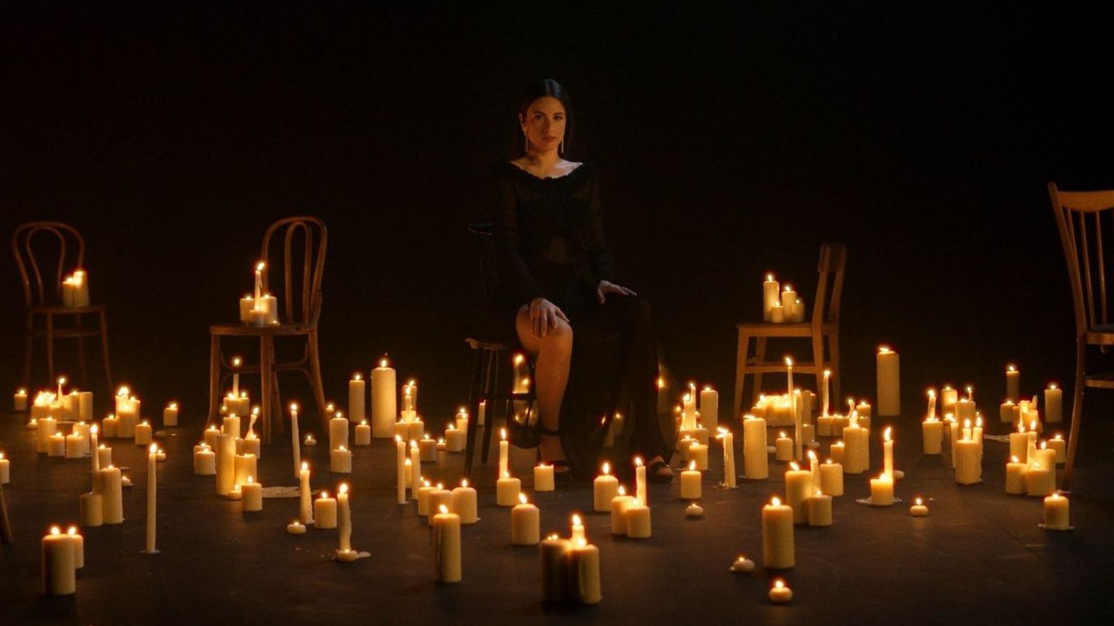 Blanca Paloma rodejada de ciris per al vídeo d'Eaea