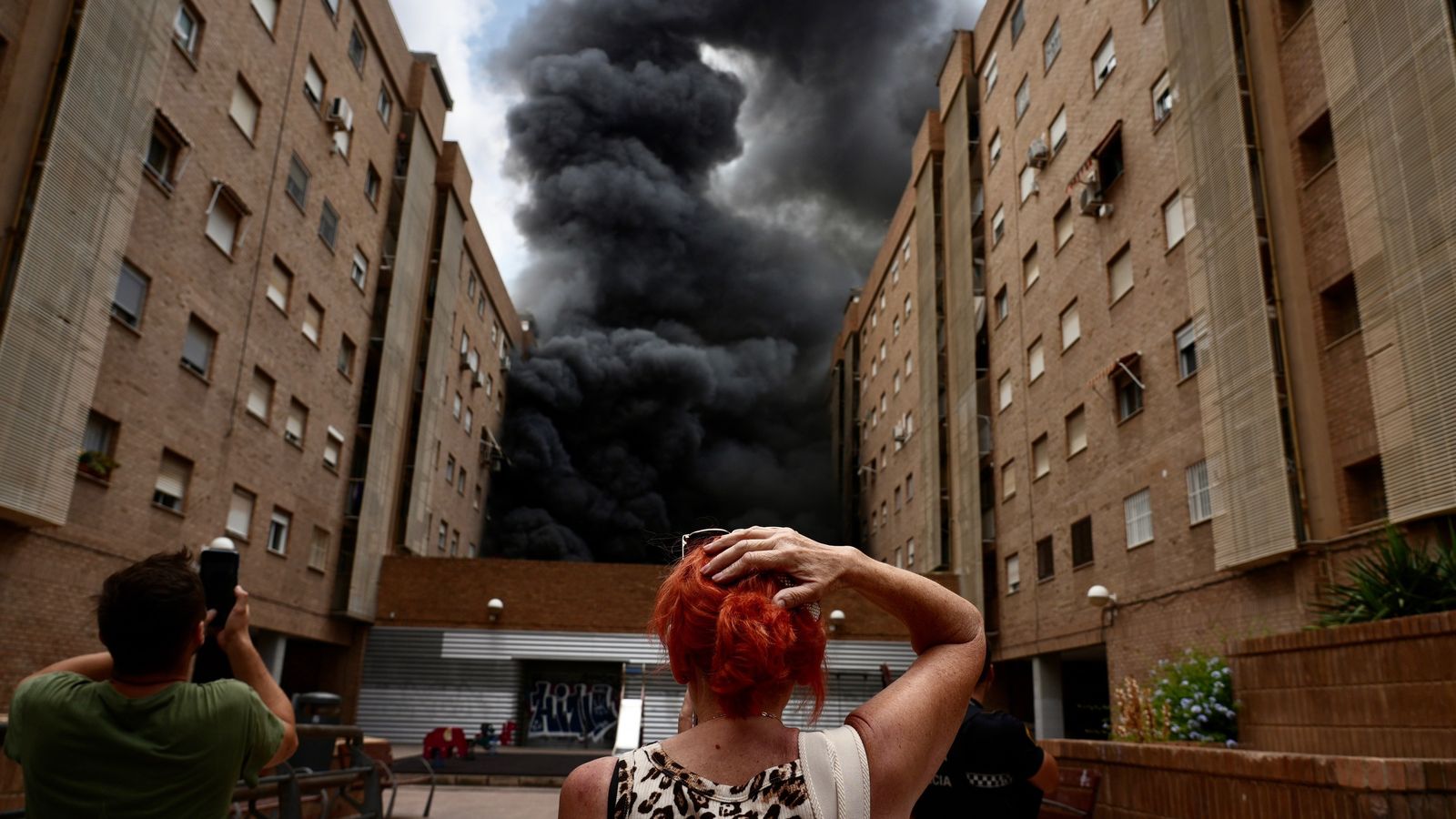 Incendi del local comercial de Tedi en l'avinguda del Port de València