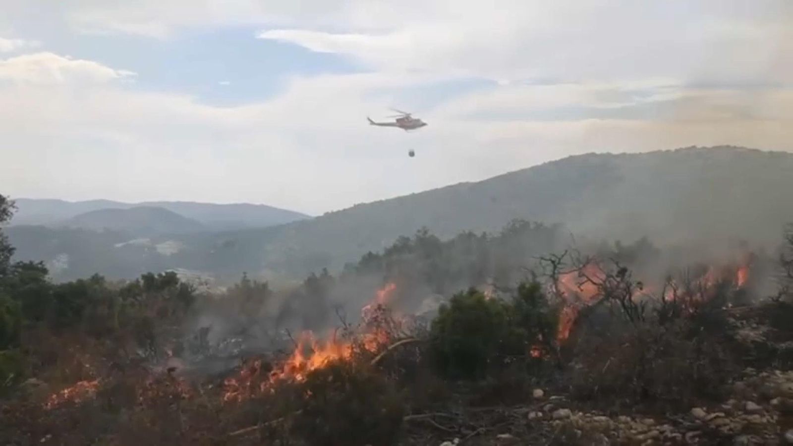 Les flames han obligat a desallotjar cases i masos de la zona