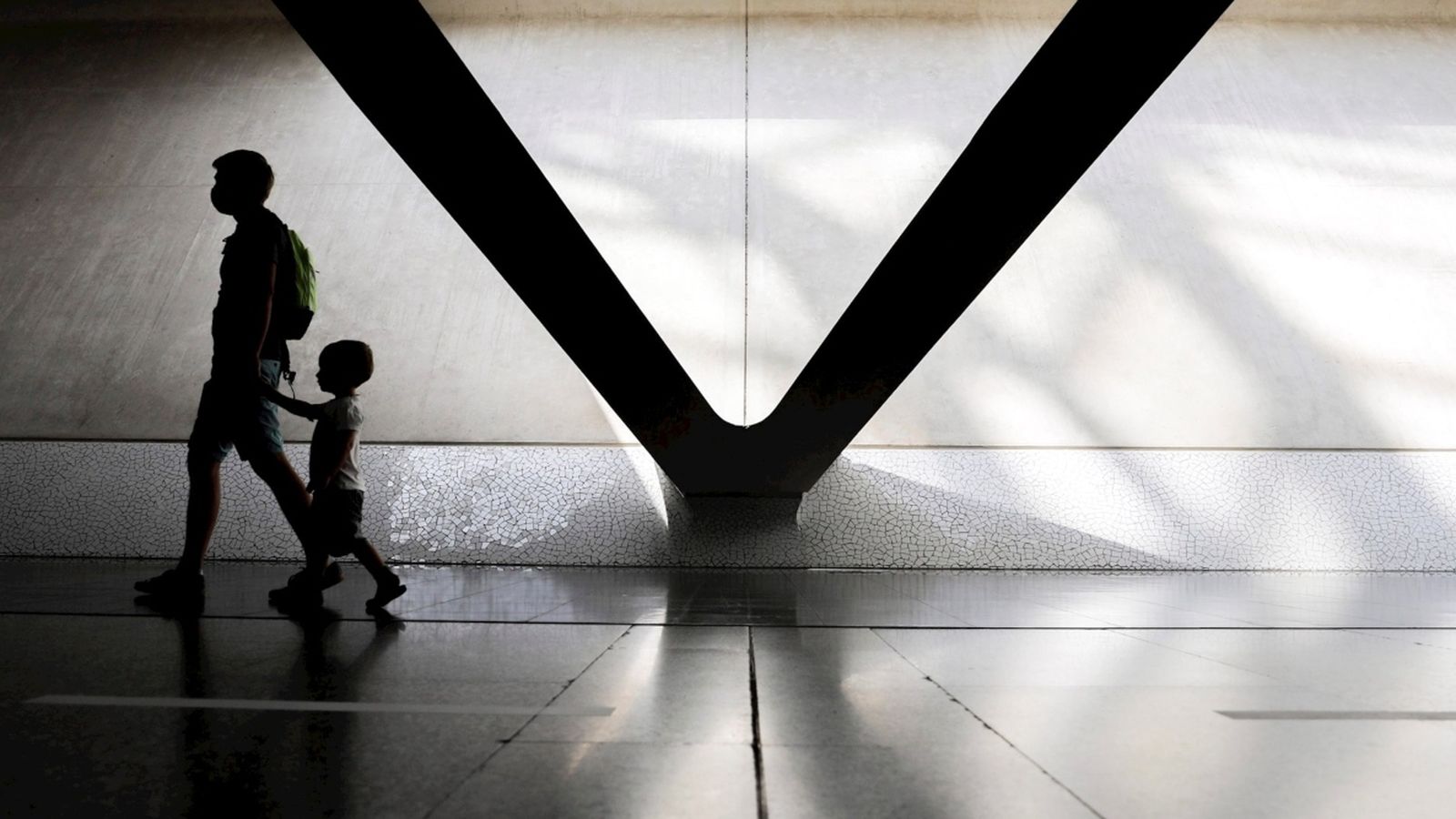 Un pare i el seu fill recorren el Museu de les Ciències de València, que va reobrir dilluns