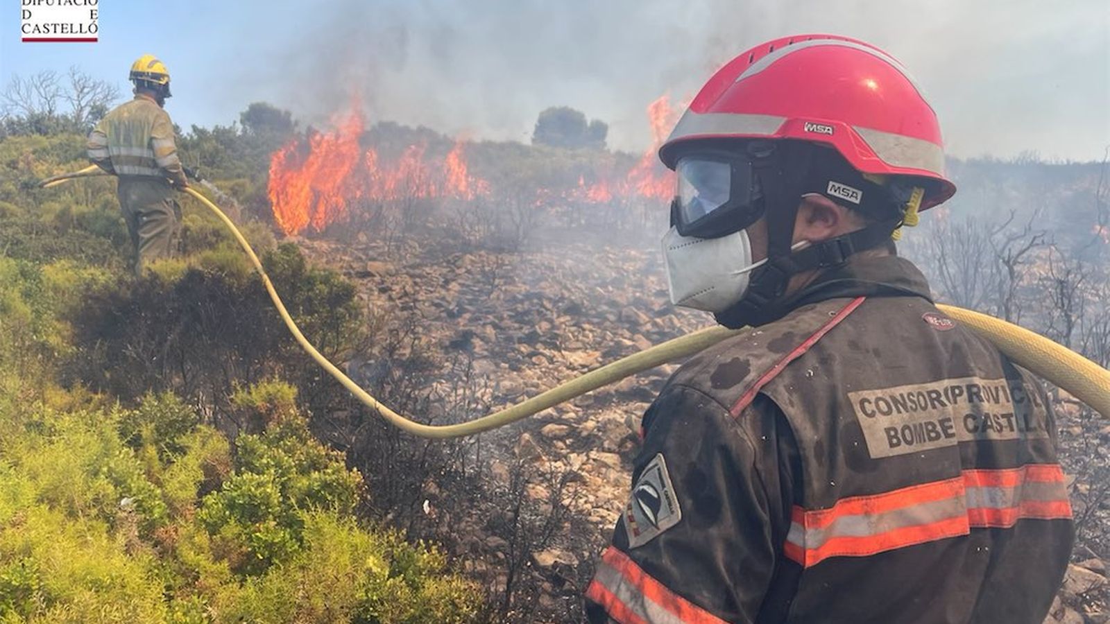 Les tasca d'extinció de l'incendi de Begís posa al límit els bombers