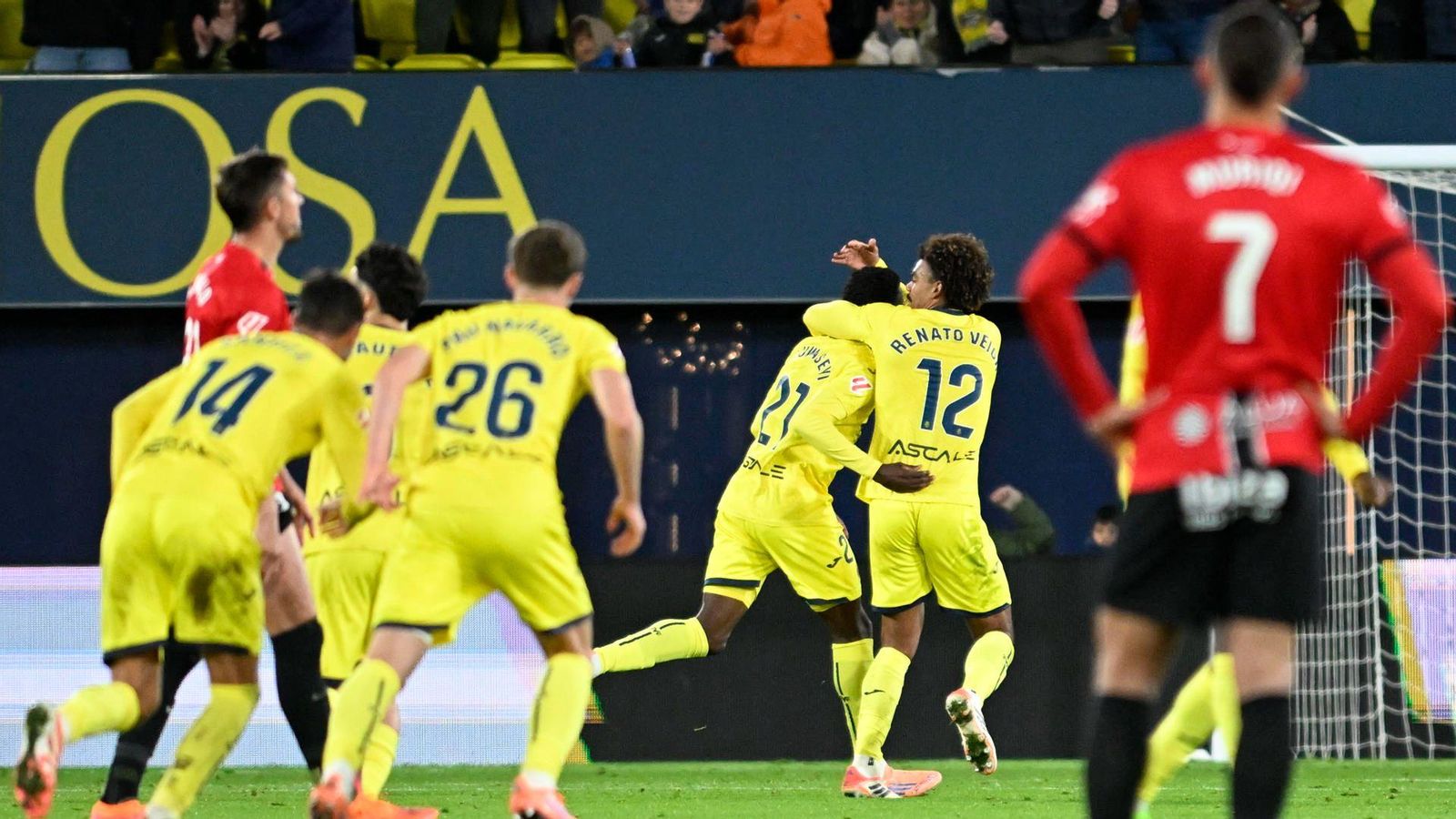 Els jugadors del Villarreal celebren el gol del triomf