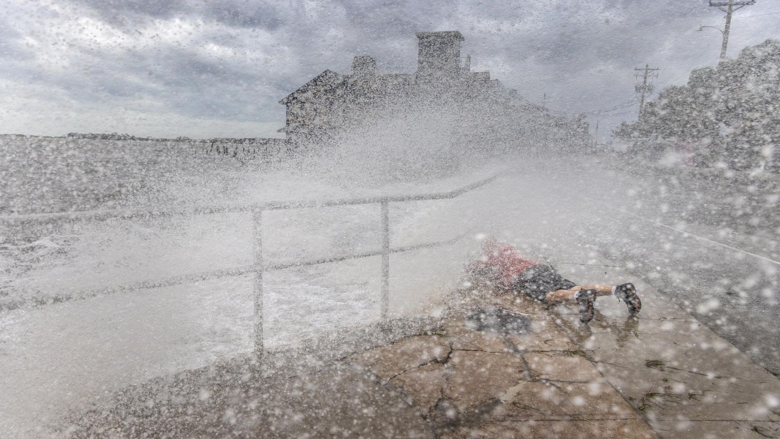 Un turista desafia l'onatge per a fer una foto a Cedar Key, Florida
