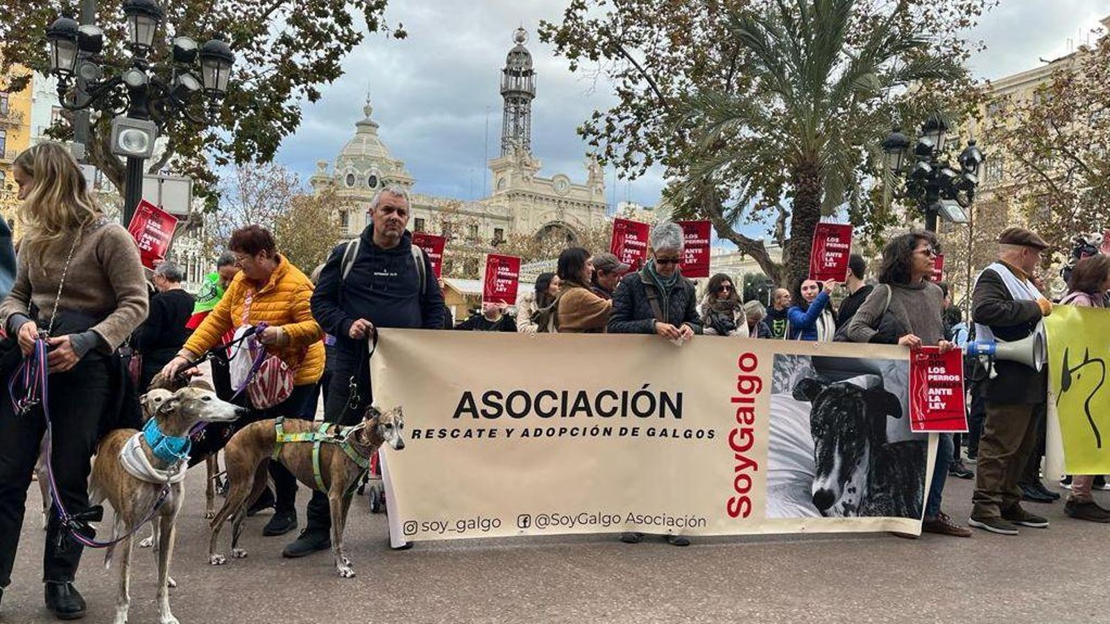 Imatge de la protesta a València contra l'exclusió de gossos de caça de la llei de benestar animal