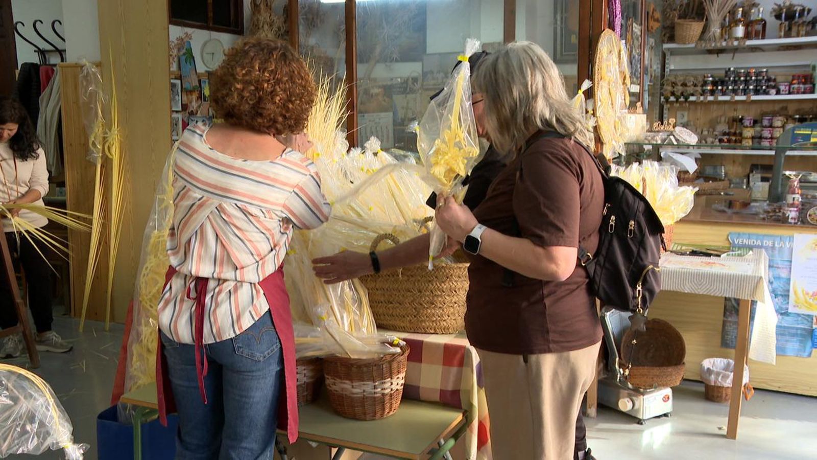 Elx prepara les palmes per a diumenge de rams