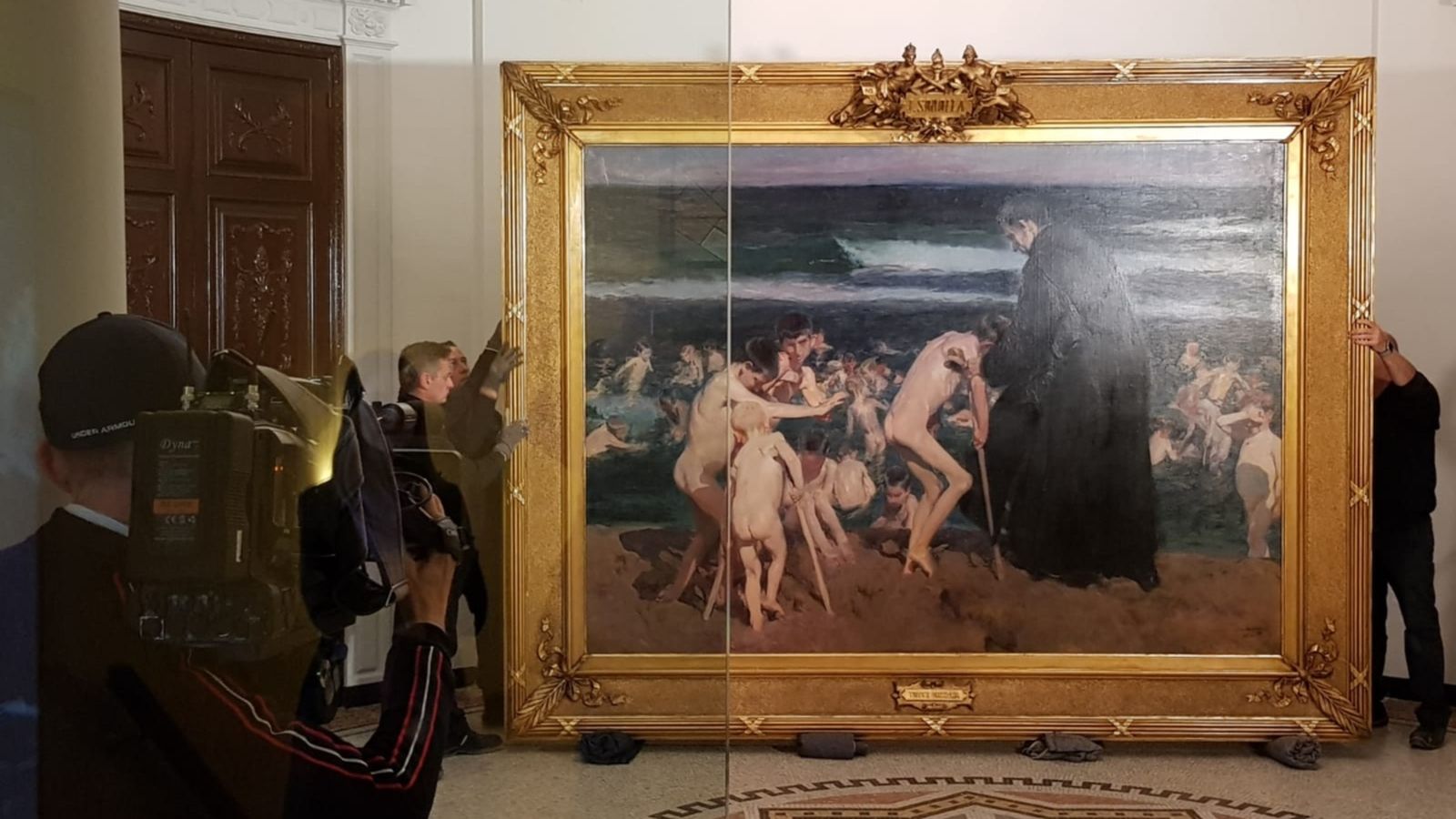 Trasllat de l’obra de Sorolla ‘Trista herència’ a la National Gallery.