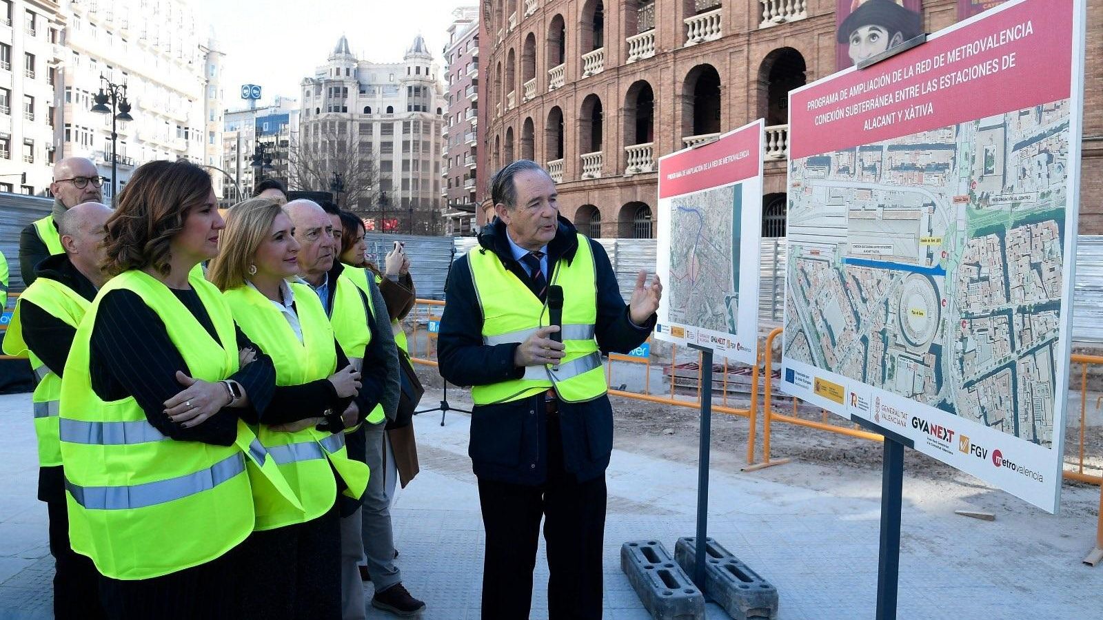 Catalá i Pradas (esquerra), contemplen el mapa amb la planificació de les futures línies i el canó subterrani entre les parades de Xàtiva i Alacant
