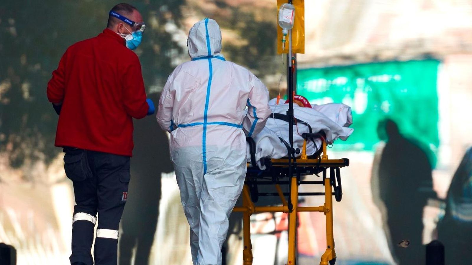 Dos sanitaris traslladen un pacient en el hospital català de Bellvitge aquest dilluns