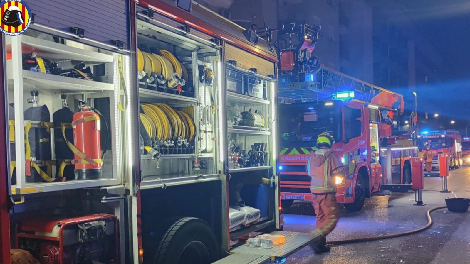 L'incendi que s'ha desencadenat després de l'explosió ha requerit la intervenció de bombers de tres parcs de diverses comarques
