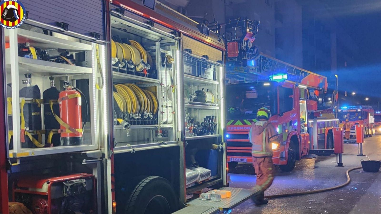 L'incendi que s'ha desencadenat després de l'explosió ha requerit la intervenció de bombers de tres parcs de diverses comarques